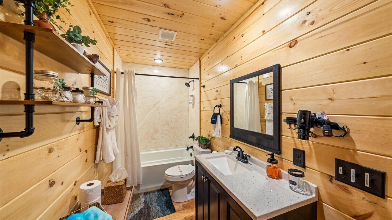 Photo of Bathroom in White Oak Lodge