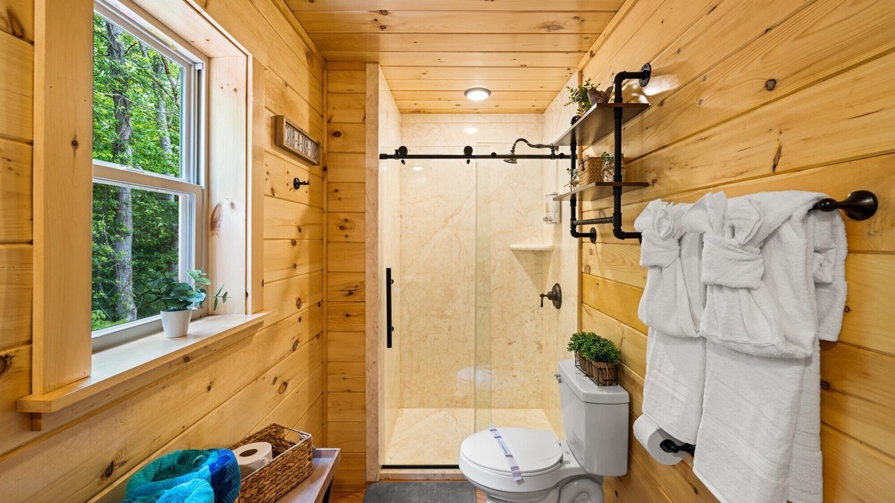 Photo of Bathroom in White Oak Lodge