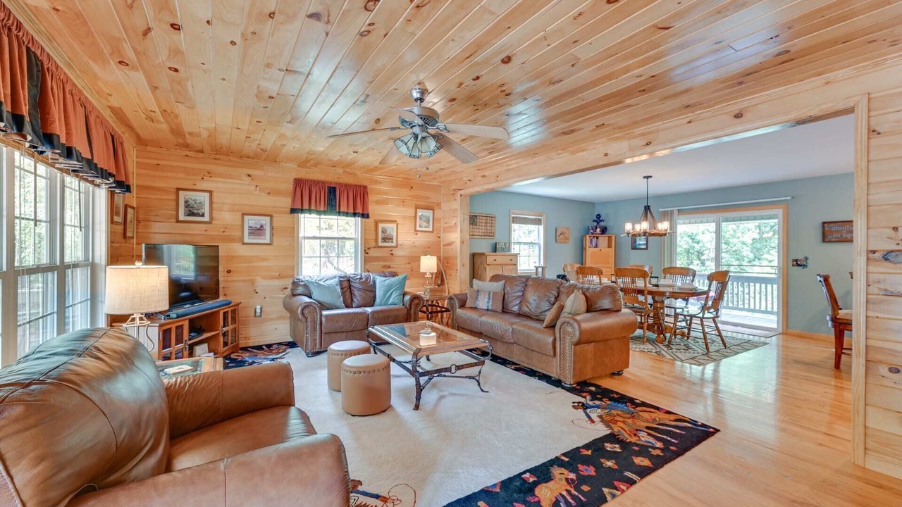 Photo of Livingroom in Byrdstown
