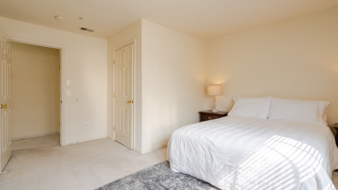 Photo of Bedroom in Baileys Crossroads