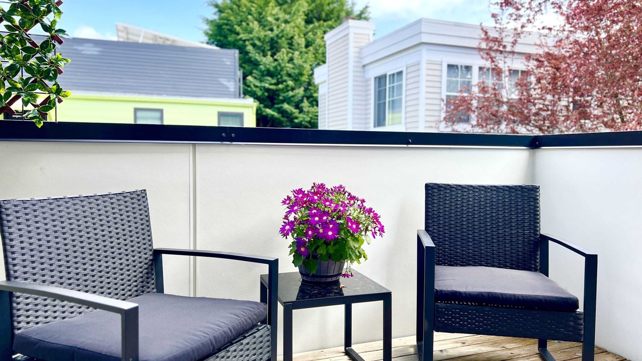 Photo of Patio Balcony in Broadway