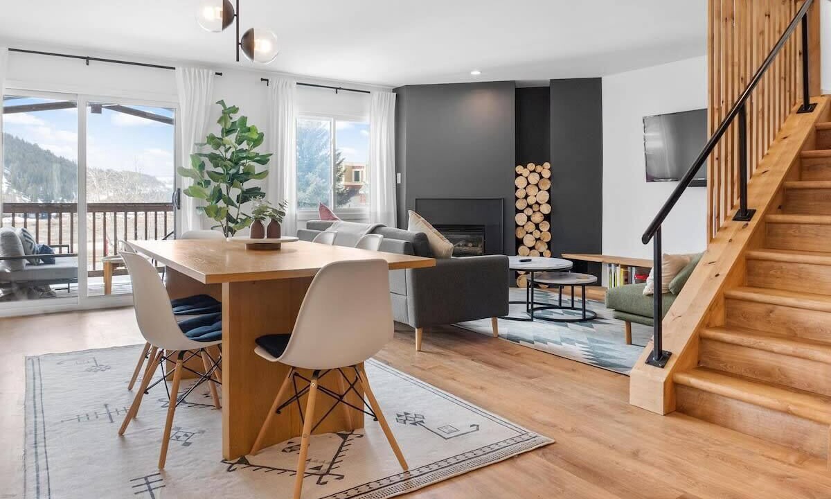 Photo of Livingroom in Summit Cove