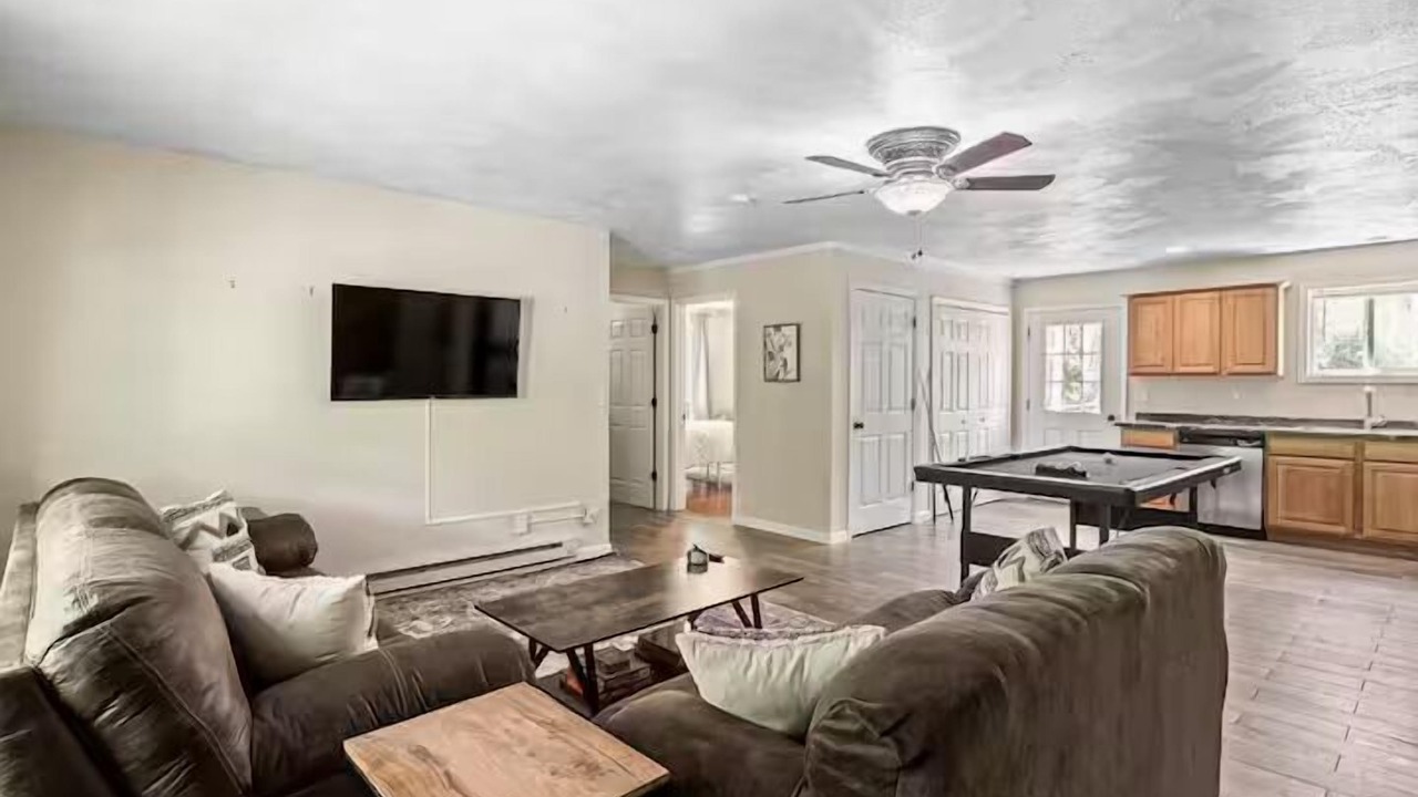 Photo of Livingroom in Lansing