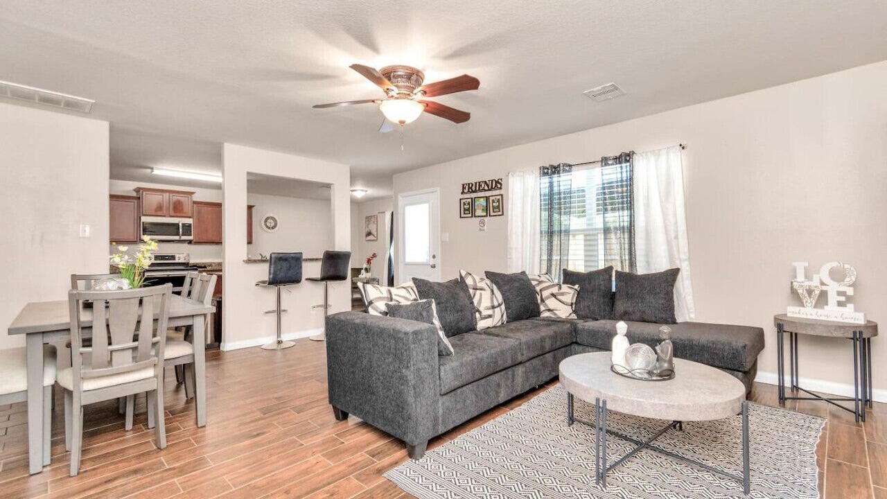 Photo of Livingroom in Southeast Houston