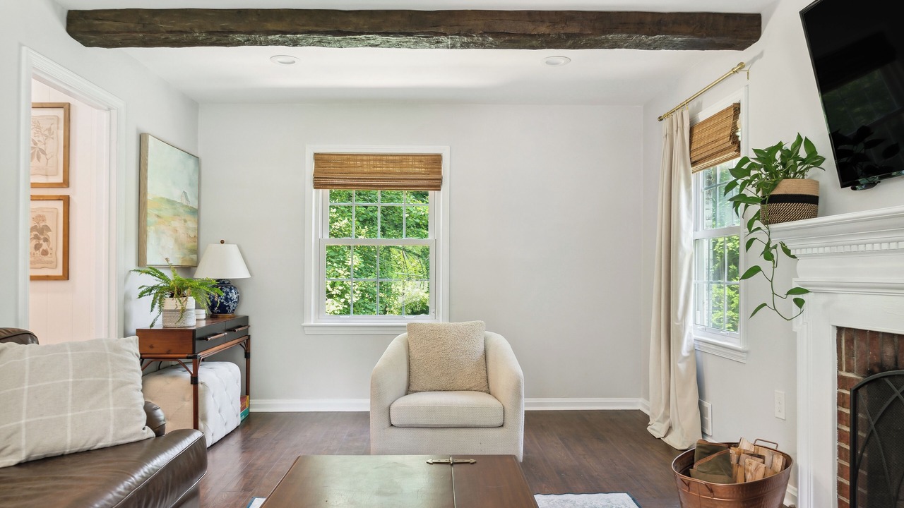 Photo of Livingroom in Lake Barcroft