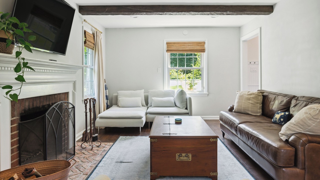 Photo of Livingroom in Lake Barcroft