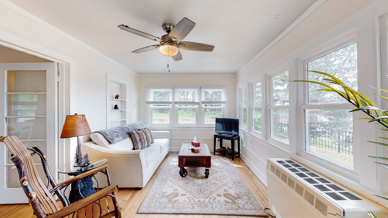 Photo of Livingroom in Queensbury