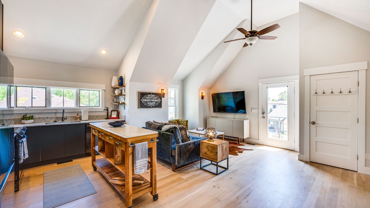 Photo of Livingroom in North Central Westminster