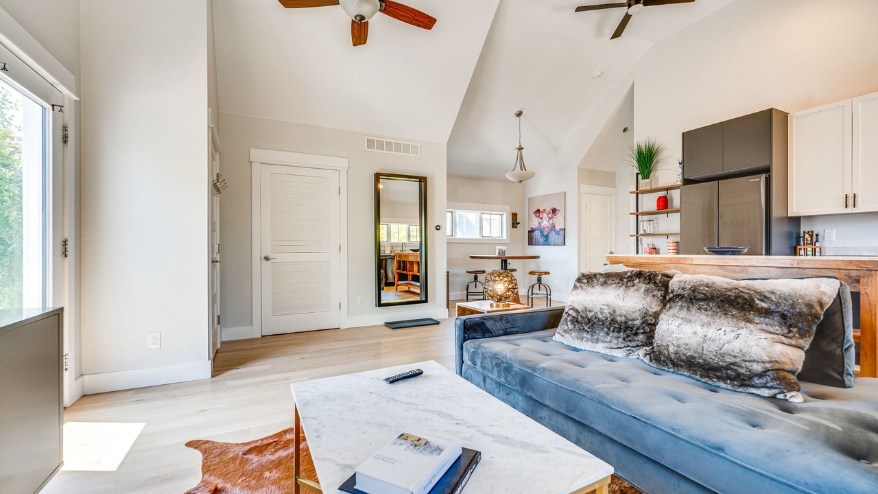 Photo of Livingroom in North Central Westminster