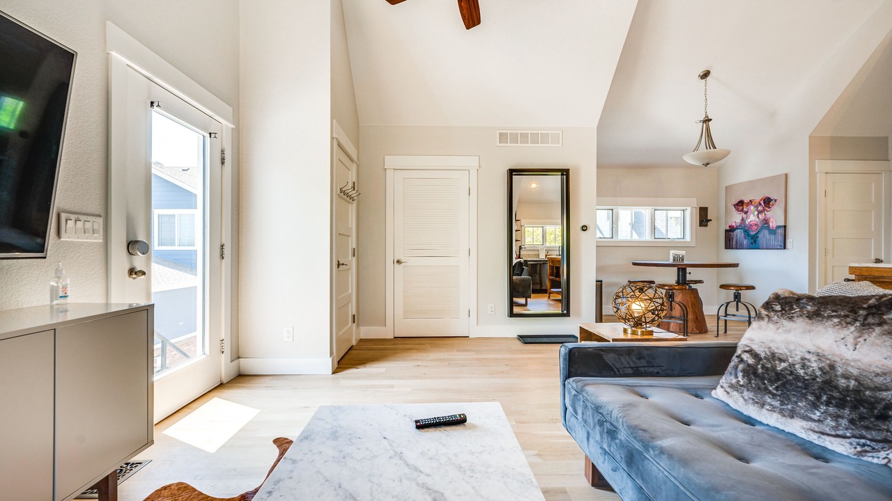 Photo of Livingroom in North Central Westminster