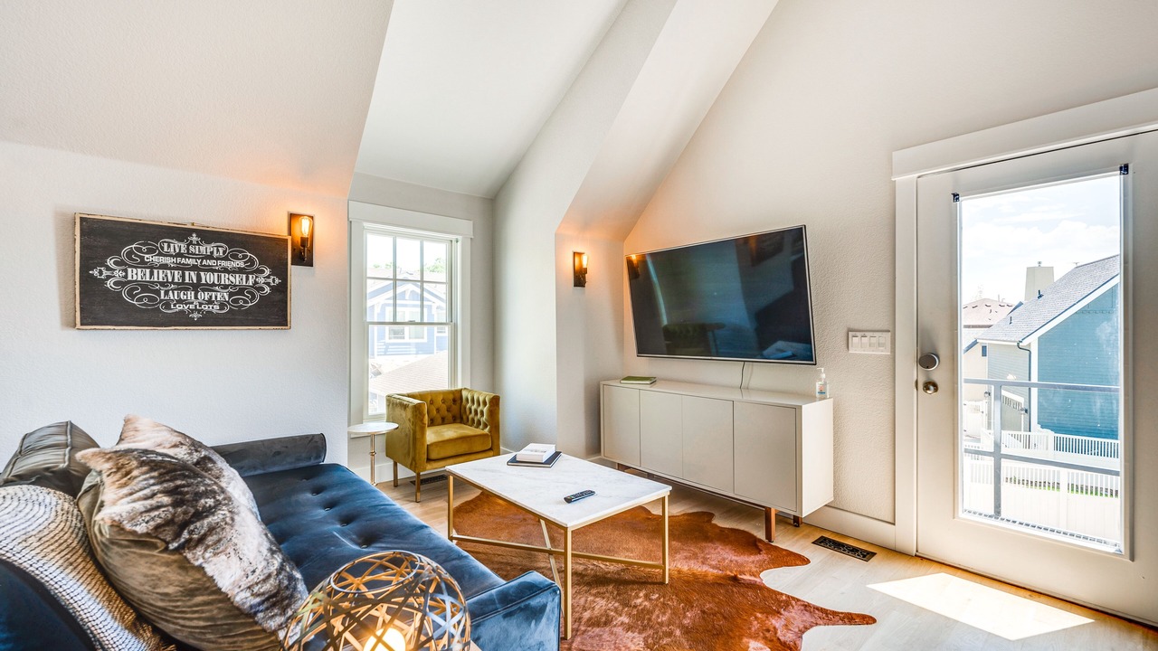 Photo of Livingroom in North Central Westminster