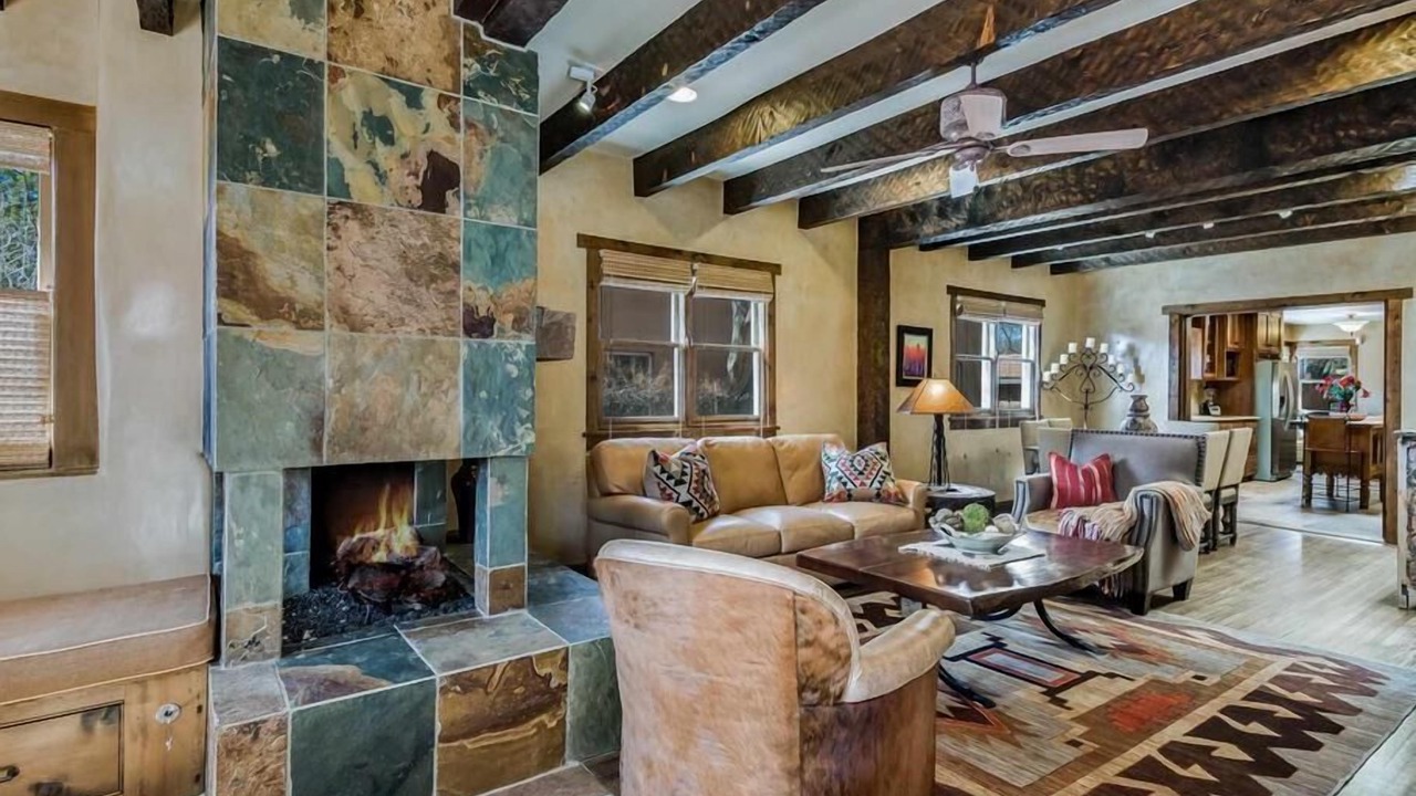 Photo of Livingroom in South Capitol