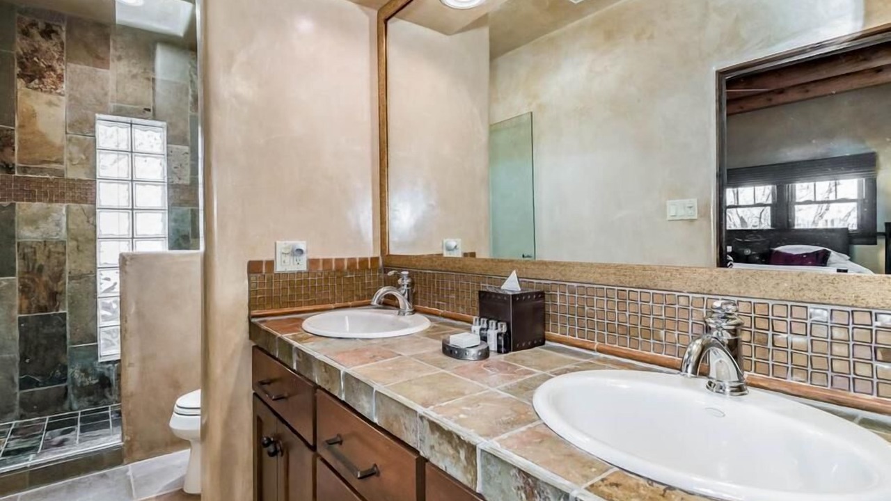 Photo of Bathroom in South Capitol