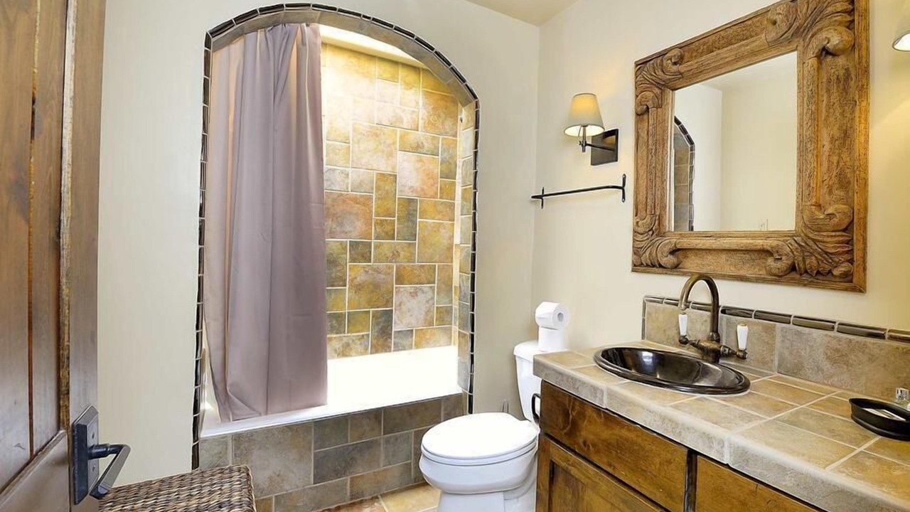 Photo of Bathroom in South Capitol