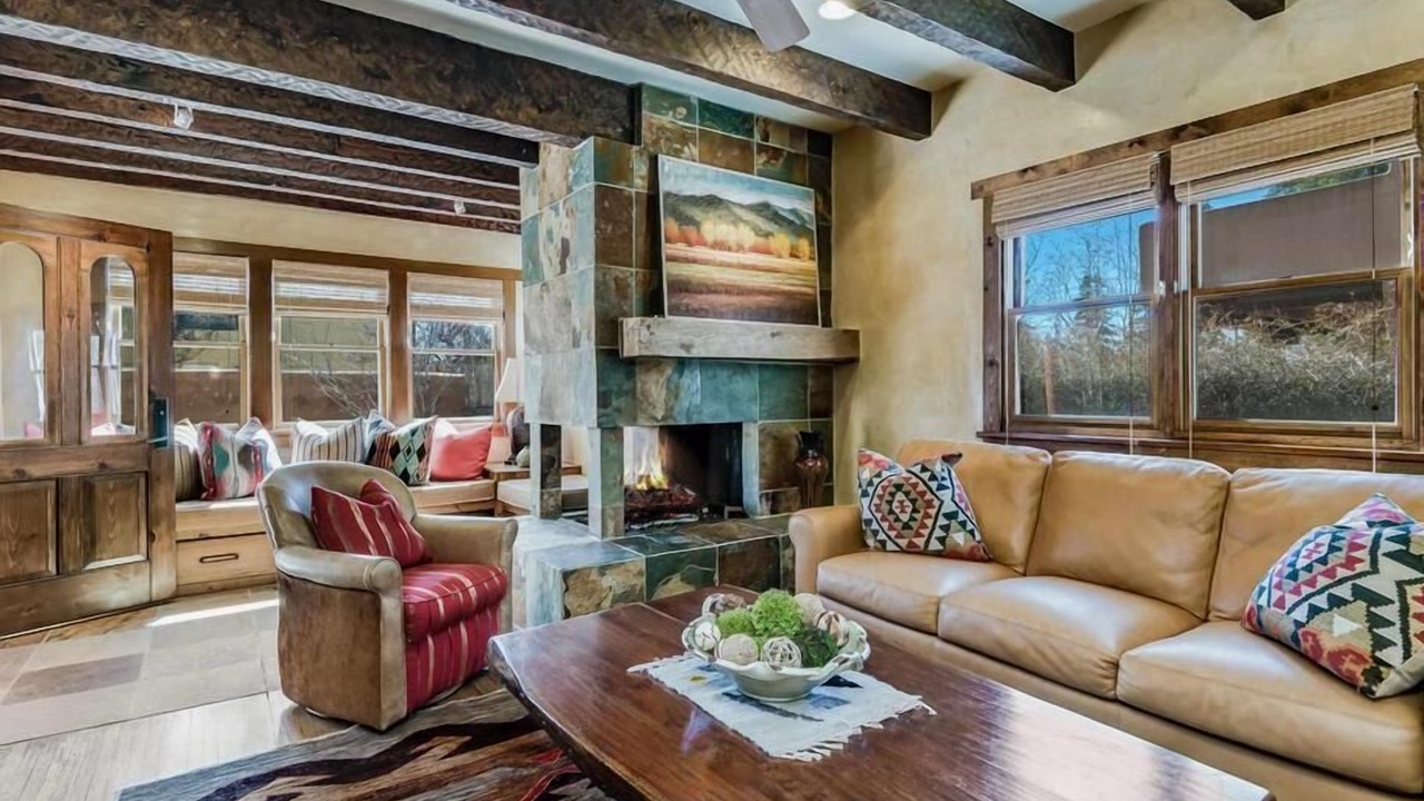 Photo of Livingroom in South Capitol