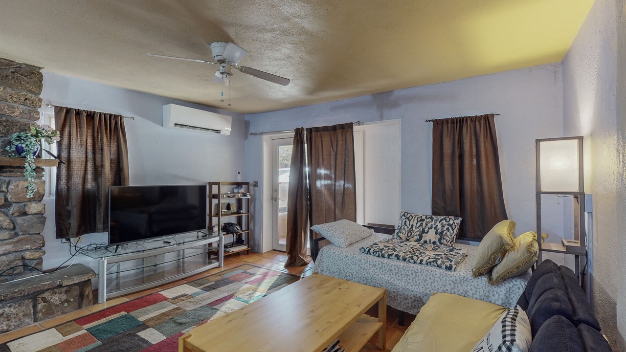 Photo of Livingroom in South Capitol