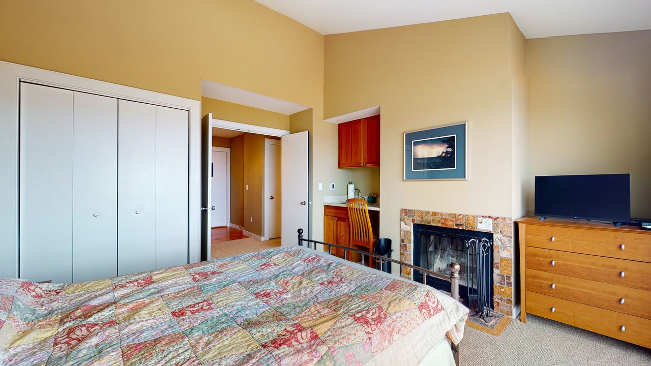 Photo of Bedroom in Maple City