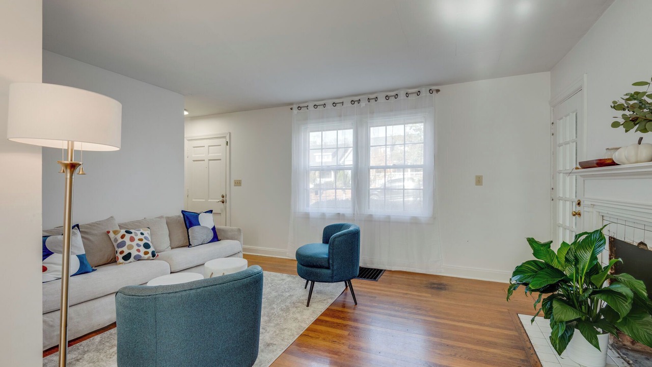 Photo of Livingroom in Belmont - Hillsboro