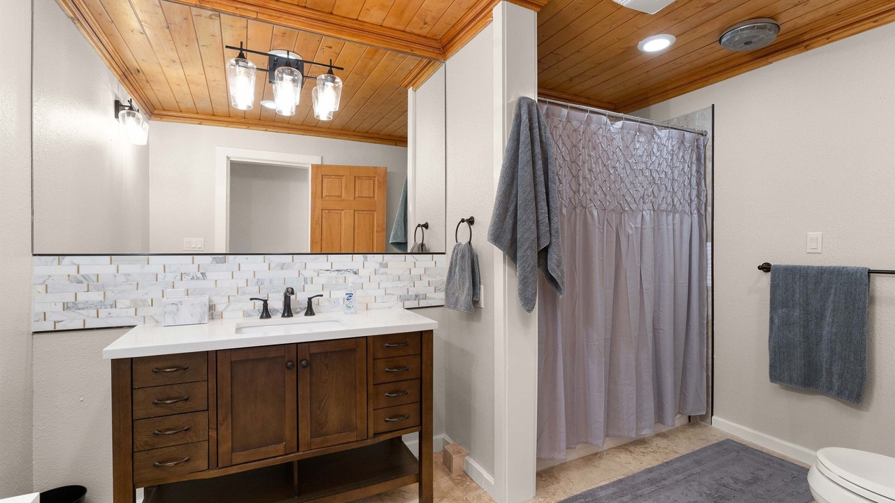 Photo of Bathroom in Canoncito