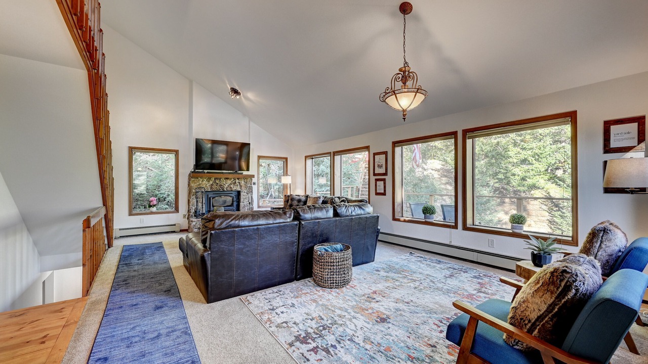 Photo of Livingroom in Evergreen