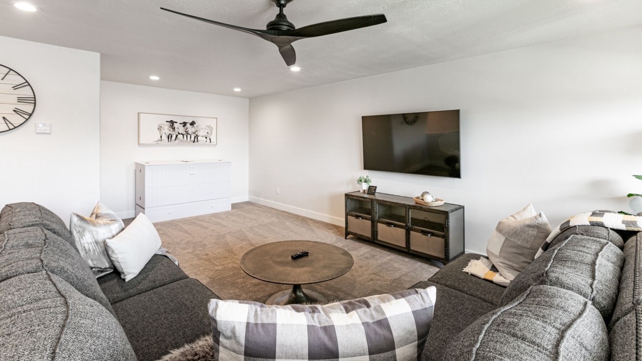 Photo of Livingroom in Midway