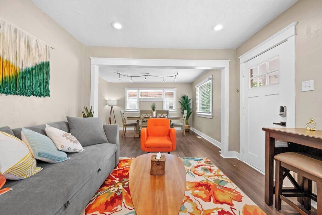 Photo of Livingroom in People's Freeway