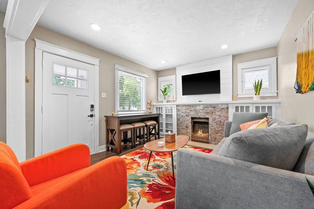 Photo of Livingroom in People's Freeway