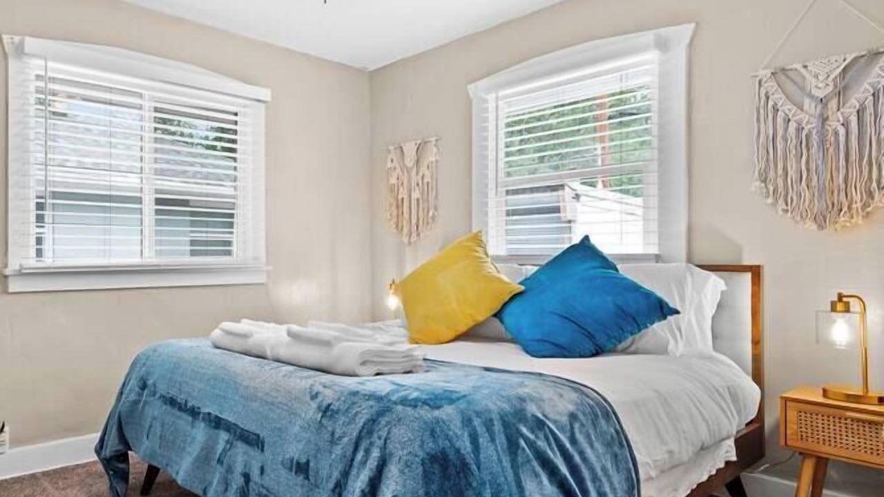 Photo of Bedroom in People's Freeway