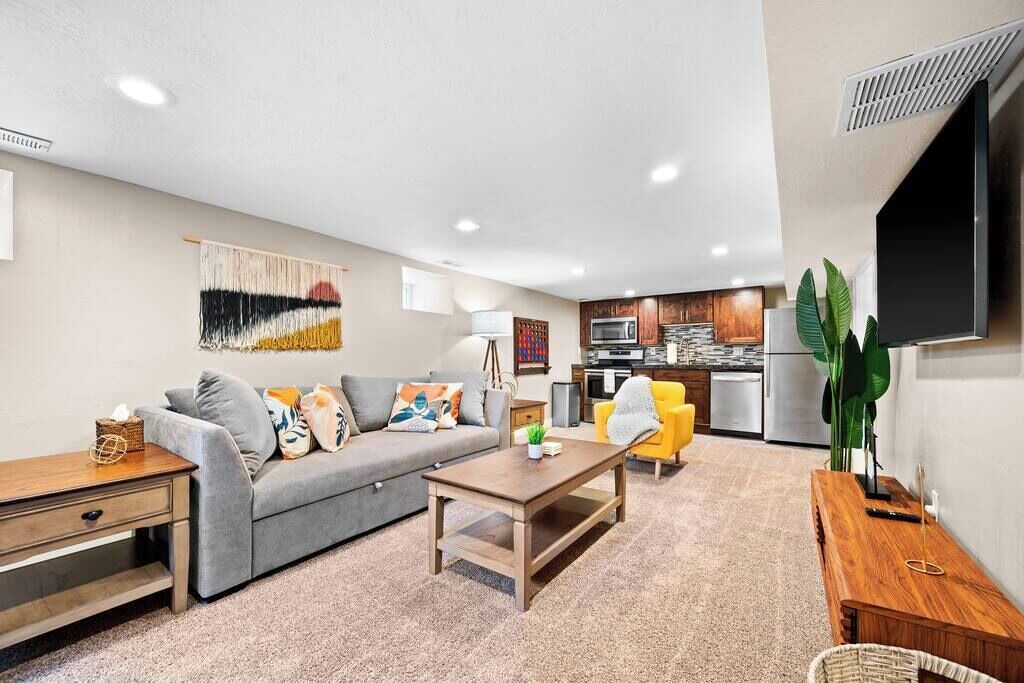 Photo of Livingroom in People's Freeway