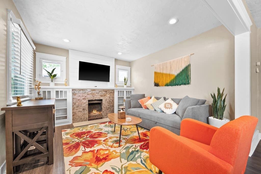 Photo of Livingroom in People's Freeway