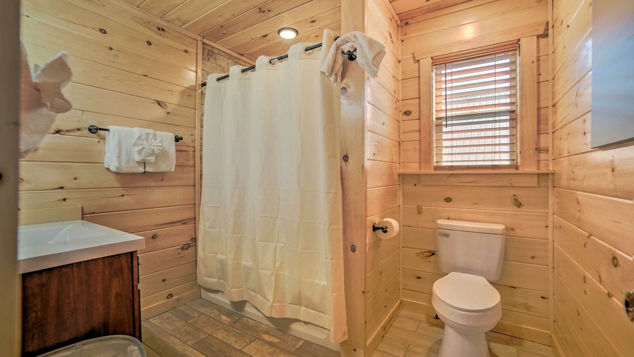 Photo of Bathroom in White Oak Lodge