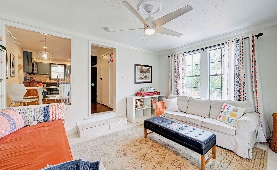 Photo of Livingroom in Neartown