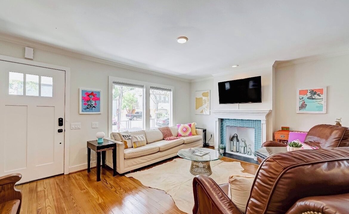 Photo of Livingroom in Neartown