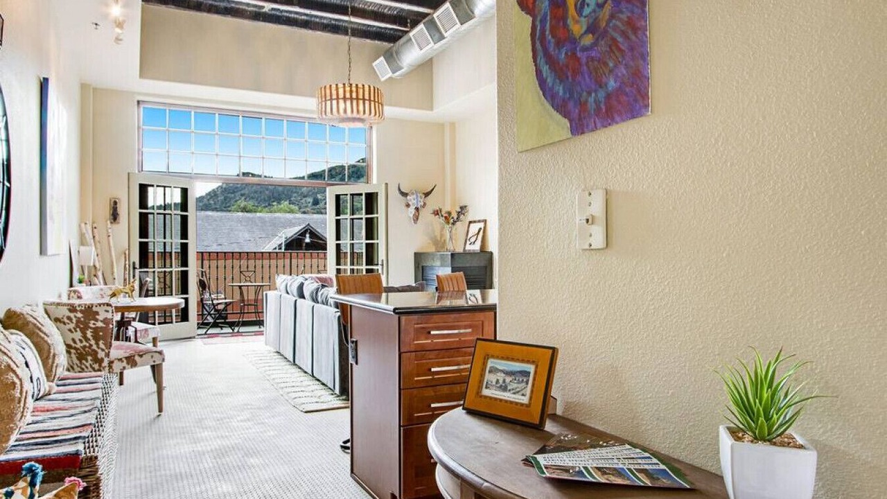 Photo of Livingroom in Manitou Springs Historic District