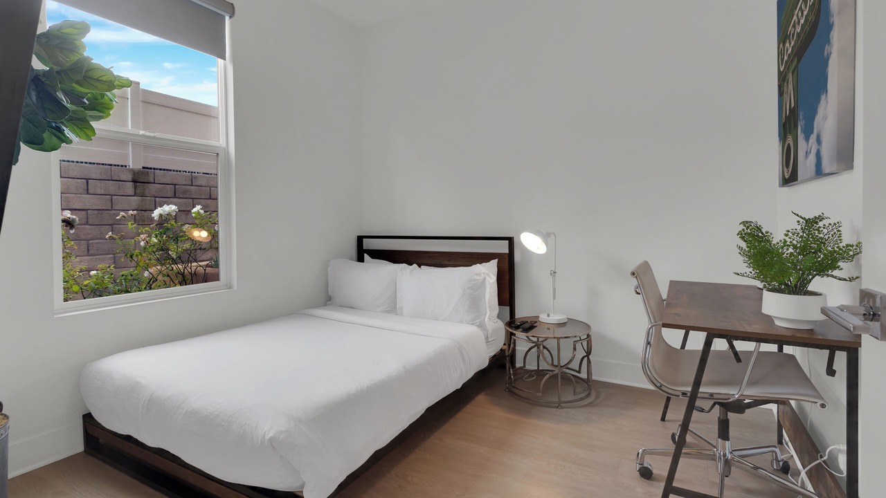 Photo of Bedroom in Toluca Lake