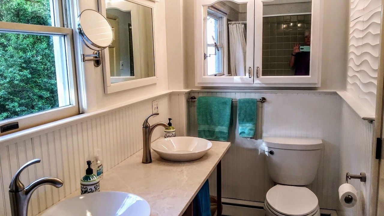 Photo of Bathroom in Calvert Beach-Long Beach