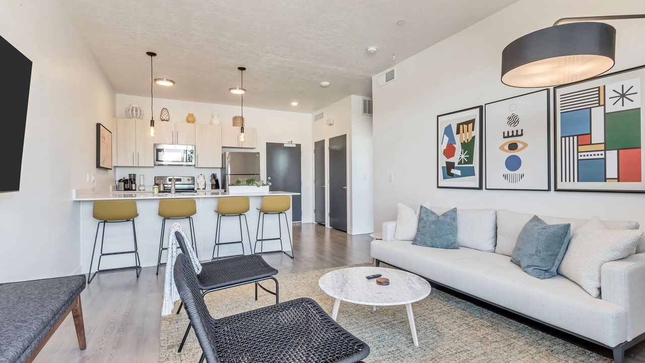 Photo of Livingroom in People's Freeway