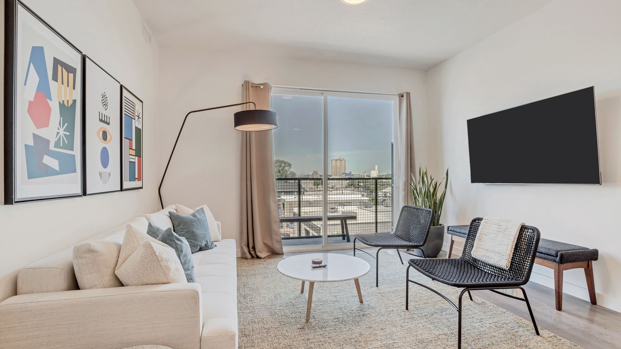 Photo of Livingroom in People's Freeway