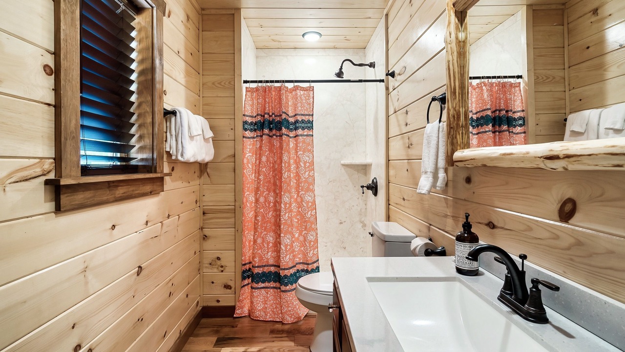 Photo of Bathroom in White Oak Lodge