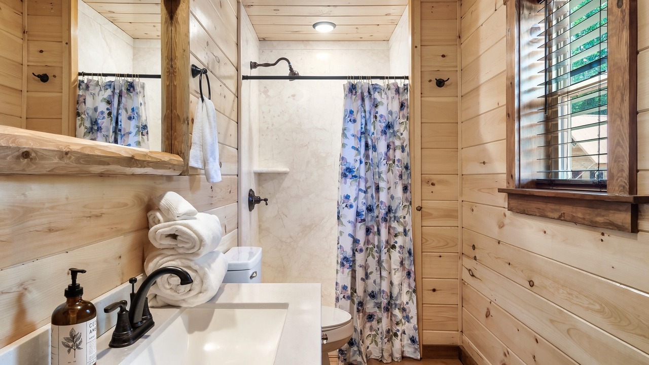 Photo of Bathroom in White Oak Lodge