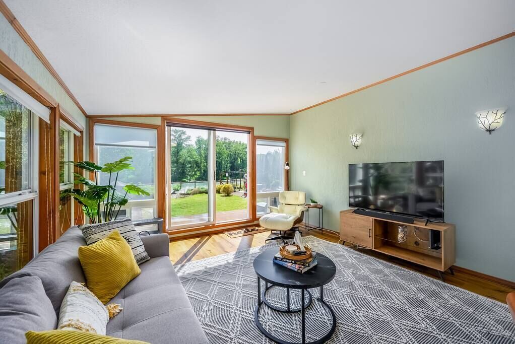 Photo of Livingroom in Gold Bar