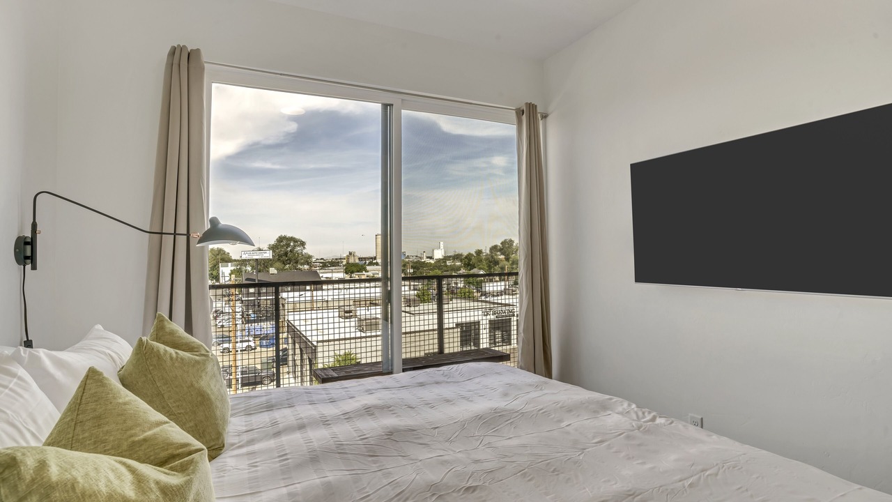 Photo of Bedroom in People's Freeway