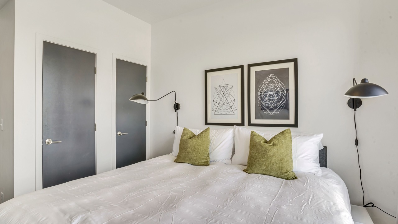 Photo of Bedroom in People's Freeway