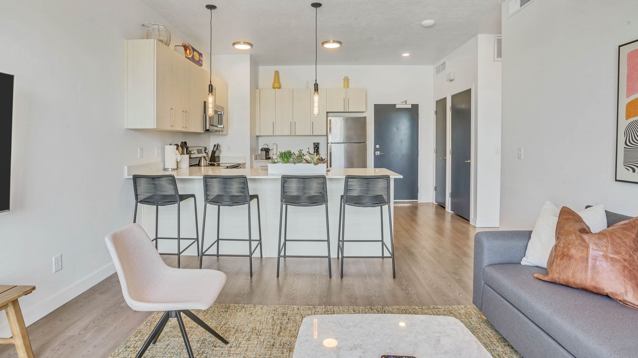 Photo of Livingroom in People's Freeway