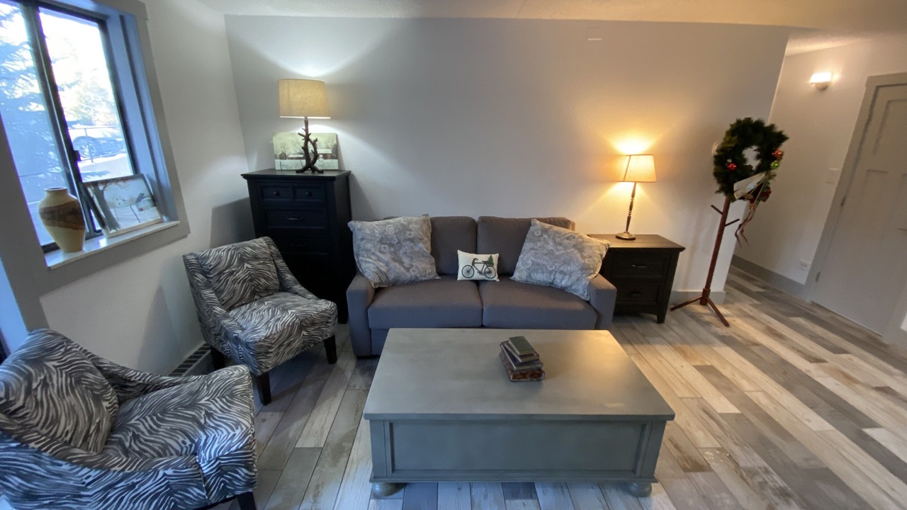 Photo of Livingroom in Peak 9