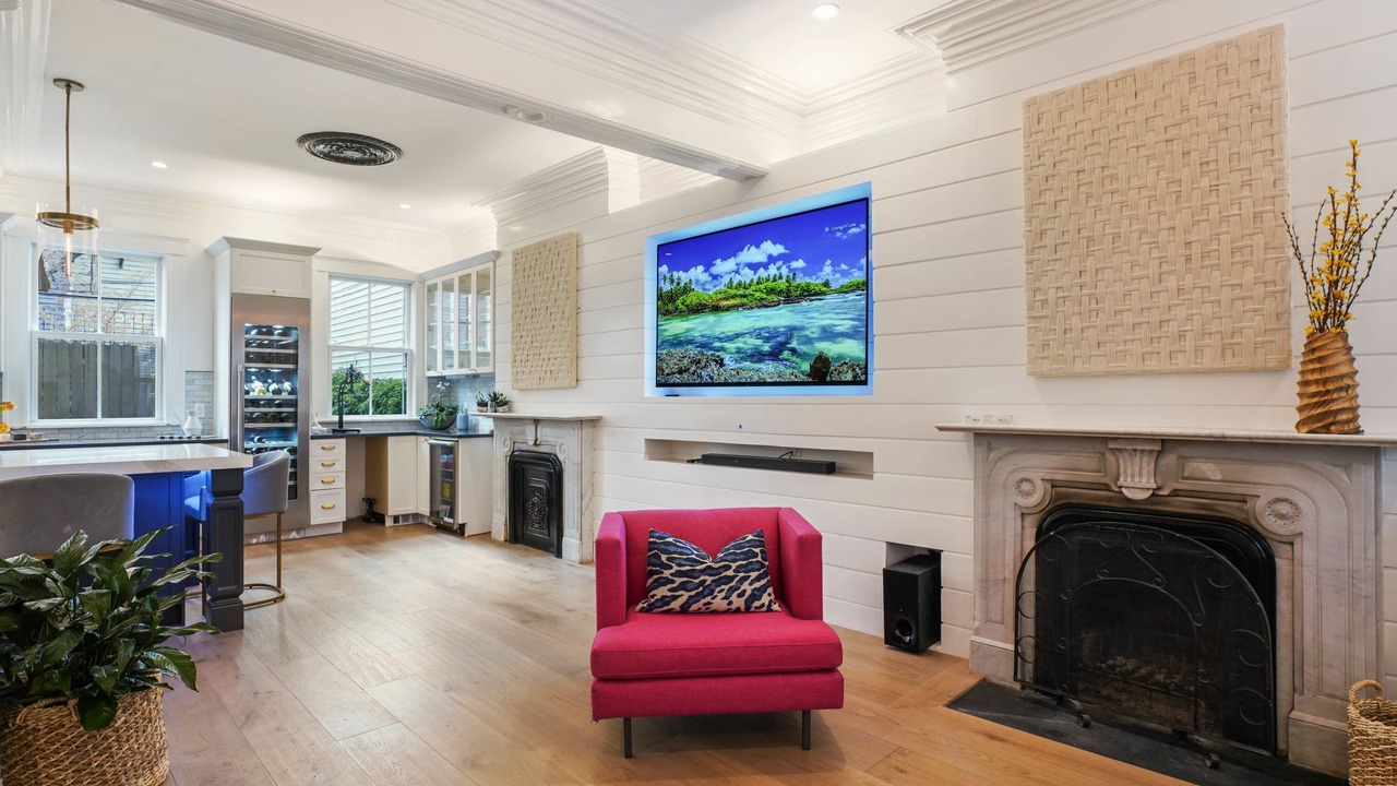 Photo of Livingroom in Thompson Square - Bunker Hill