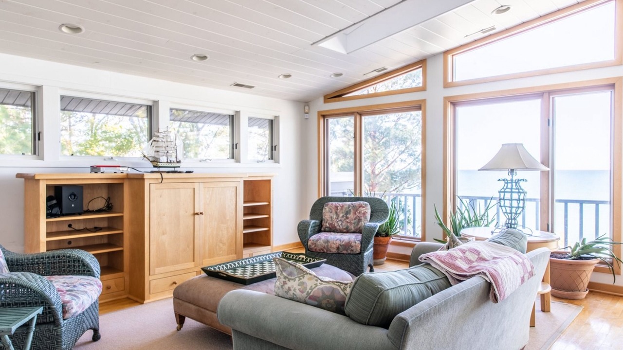 Photo of Livingroom in Shorewood-Tower Hills-Harbert
