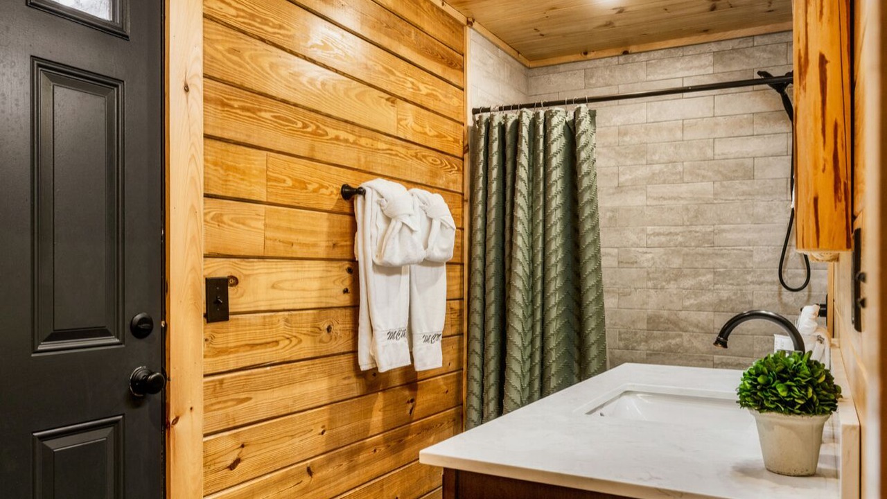 Photo of Bathroom in White Oak Lodge