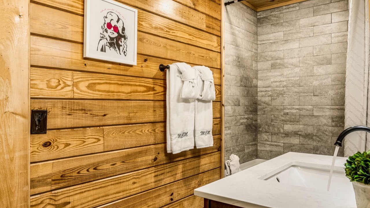 Photo of Bathroom in White Oak Lodge