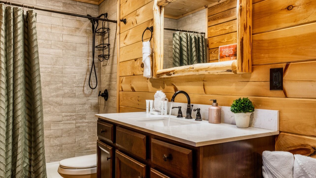 Photo of Bathroom in White Oak Lodge